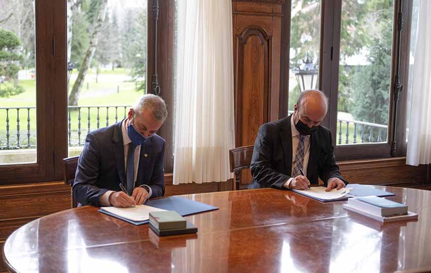 Lehendakari Iñigo Urkullu and the Secretary General of the OEI, Mariano Jabonero, signing the agreement this morning in Vitoria-Gasteiz