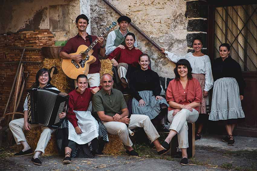 Los protagonistas del espectáculo: el grupo folk hernaniarra Bitartean y los dantzaris de Ttarla