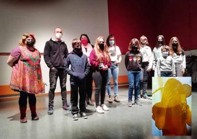 Awards ceremony: Leire Urtasun and winners Xabier Ariznabarreta, Elena Aierbe and Alba Cabrera; in front, the awarded schoolchildren.  In the box, Carolina Otero (artistic photo Juan Terol)