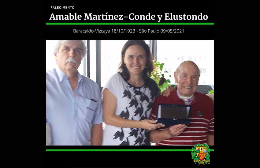 Amable was 97.  Pictured Ignacio Martínez, Pilar Alava and Amable Martínez-Conde receiving a plaque from the Basque club in 2014