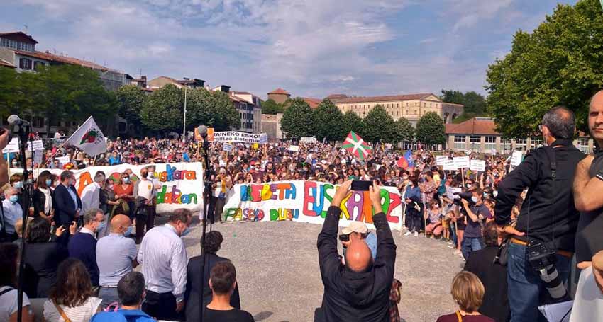 Diez mil personas denunciaron en Baiona la Resolución del Consejo Constitucional contra el modelo educativo vasco (Enbata.info)