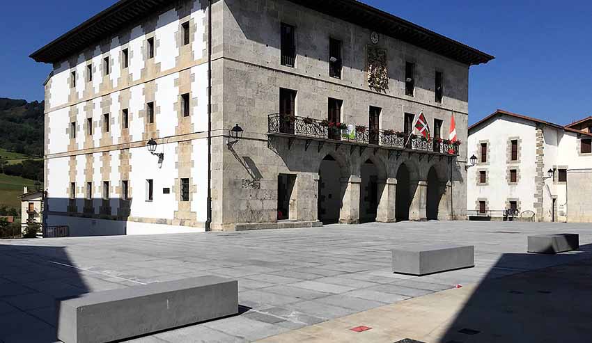Edificio de la Municipalidad de Berastegi en la Herriko Plaza (Plaza Mayor) de la localidad (foto Berastegi.eus)