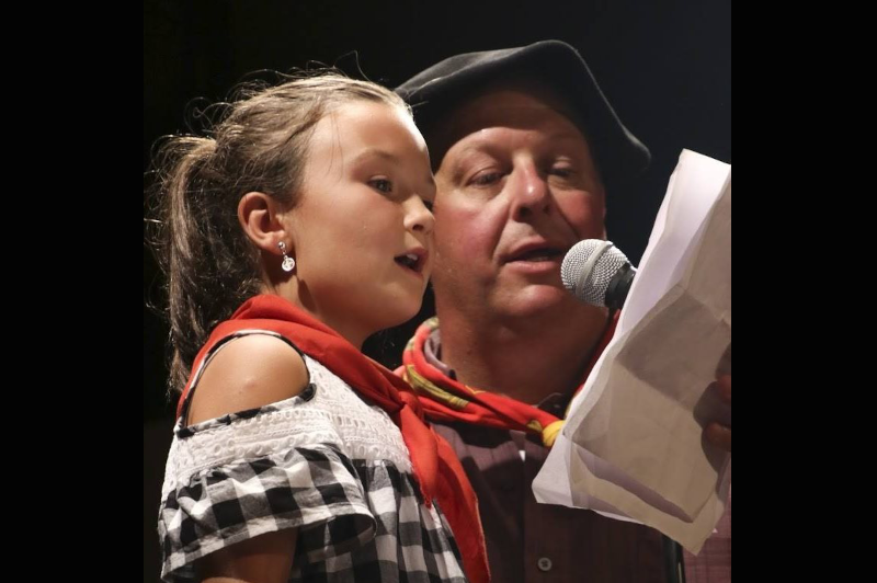 El vasco-californiano Maurice Negueloua cantando con su hija en una edición precedente del NABO Kantari Eguna