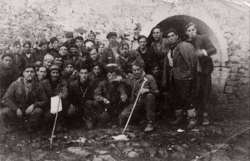 Milicianos del batallón Meabe nº 2 Stalin en el frente de Otxandio (foto cortesía de Juan Miguel Bombín)