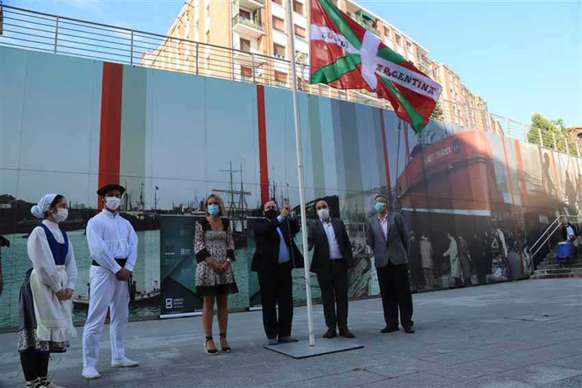 El acto de Bilbao: de izda a derecha, dos dantzaris, Mireia Zarate, Andoni Ortuzar, Gorka Alvarez Aranburu y Oscar Alvarez Gila (foto SAF)