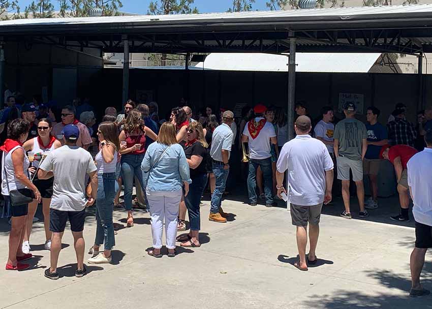 Exterior de la fiesta y picnic vasco del Southern California Basque Club en Chino, California