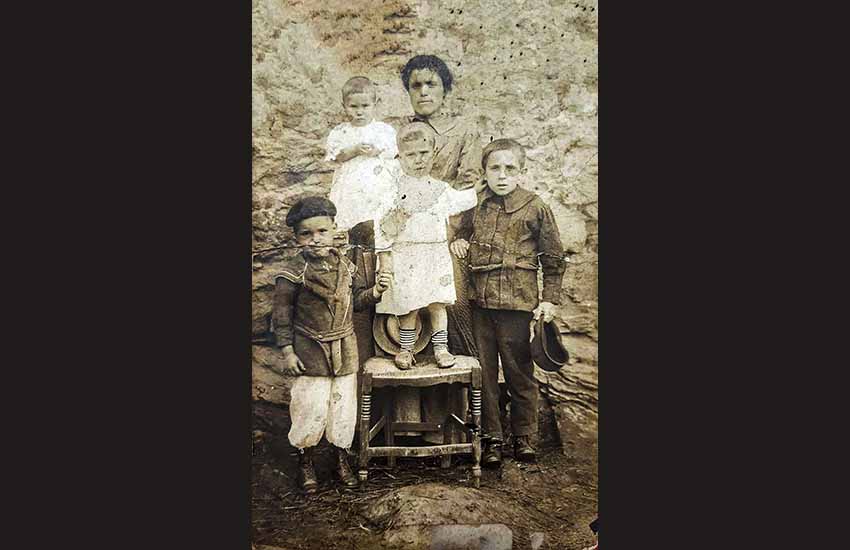 Vicenta Barreras Iraola con sus hijos, entre ellos Juan Dominguez Barreras, que falleció con 15 años en el frente de Legutio en 1936. Sería el niño que sujeta su madre en brazos (foto cortesía de Jon Ortiz Domínguez)