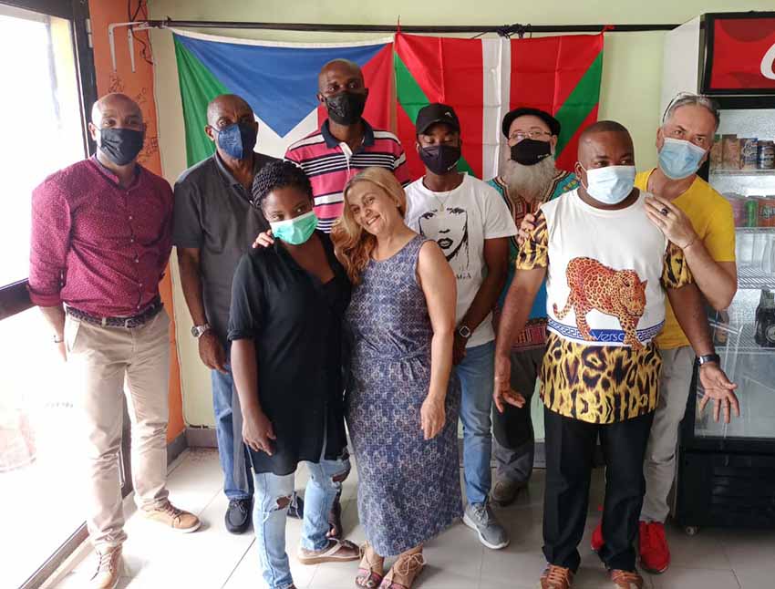 Algunos de quienes participaron en el encuentro de Euskal Etxea de Guinea, con las banderas ecuatoguineana y vasca al fondo