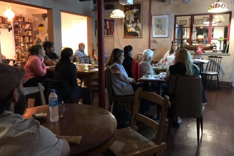 Aspecto de los encuentros de cultura vasca que Alejandra Bengochea y Luis Lahitte llevan adelante en el Café Literario