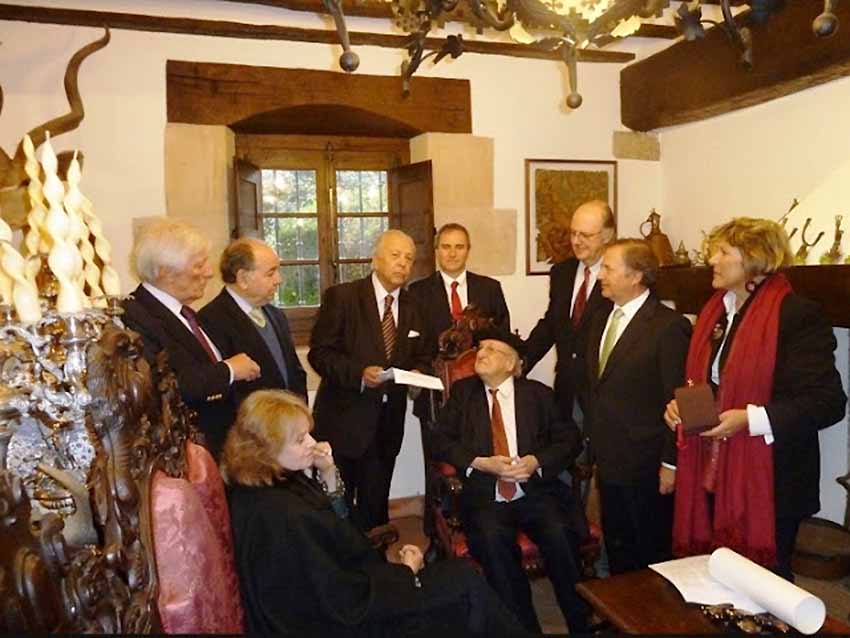 Una foto que recoge Berriketari: Joan Zelaia en su casa natal de Upaingoa recibiendo reconocimiento vasco y chileno