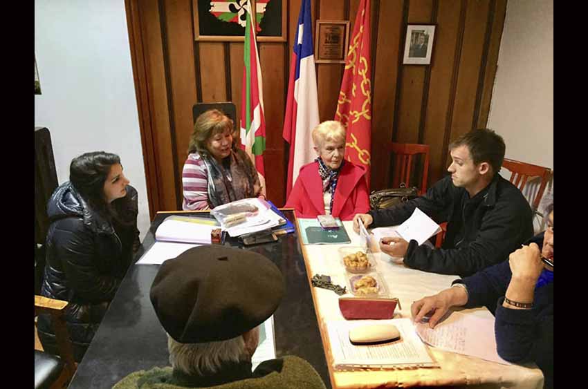 Viña-Valparaisoko EEko Zuzendaritza artxibo irudi batean: Sandra Travieso bigarrena da ezkerretik eta Eñaut Gereñu laugarrena (arg EE)