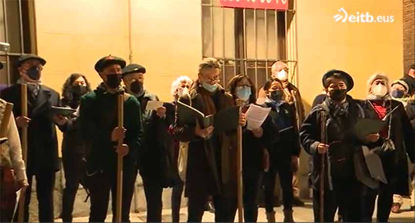 Un grupo de amigos de Euskal Etxea de Madrid cantó un año más las coplas de Santa Águeda por las calles de la ciudad (imagen EiTB)