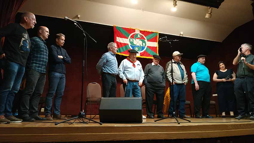 Todos los bertsolaris que participaron en el Tributo de San Francisco, tanto locales como de EH, junto a Philippe Acheritogaray y Kate Camino de NABO