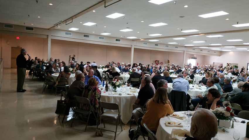 El lunes fue día de homenaje a Monique Berterretche. En la imagen comida y encuentro en los Fairgrounds de Chino (foto EuskalKultura)