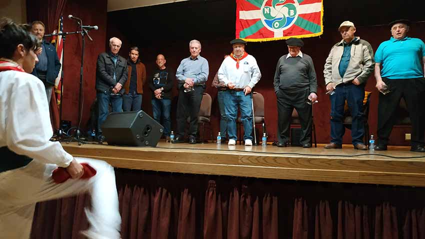 De izda a drcha, aurresku a Joxe Mallea-Olaetxe, Franxoa Bidaurreta, Todor Azurtza, Sebastian Lizaso, Martin Goicoechea, (atrás) Aitor Mendiluze, Gratien Alfaro, Jesus Arriada, Jesus Goñi y Johnny Curutchet-i (foto EuskalKultura.eus)