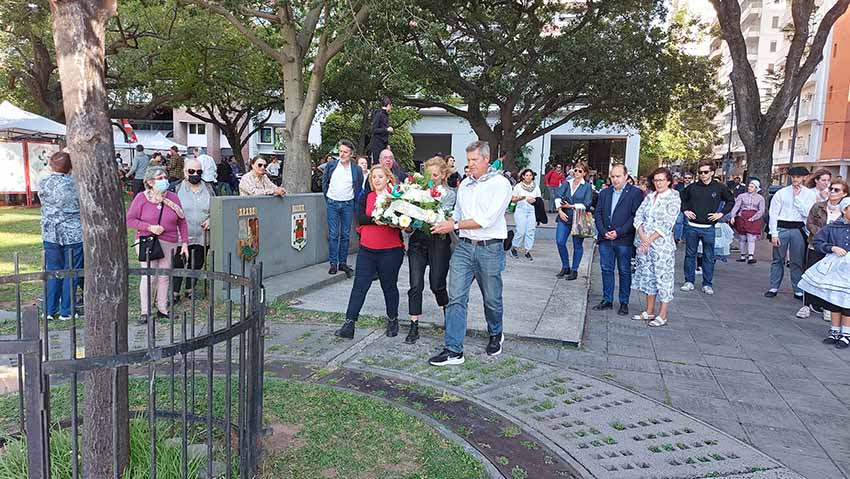 Ofrenda floral el pasado domingo en la Plaza Guernica de Rosario organizada por el CV Zazpirak Bat, con presencia de Sara Pagola y Gorka Álvarez en representación del Gobierno Vasco