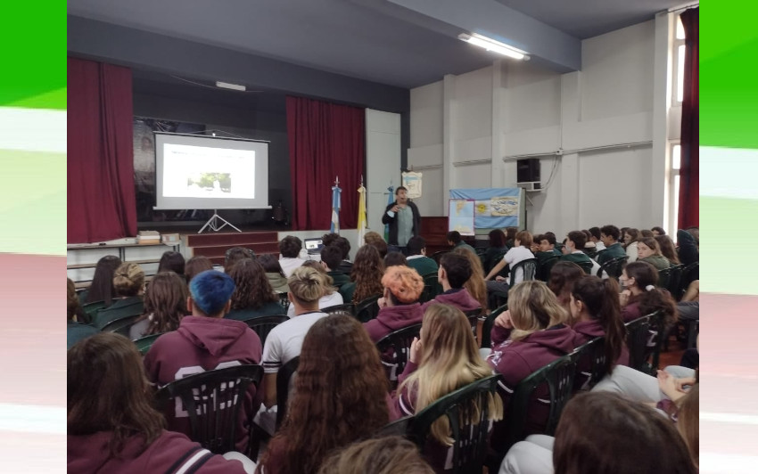 Alumnos y alumnas del Instituto San Miguel en la charla introductoria a cargo del profesor Pablo Arrúa