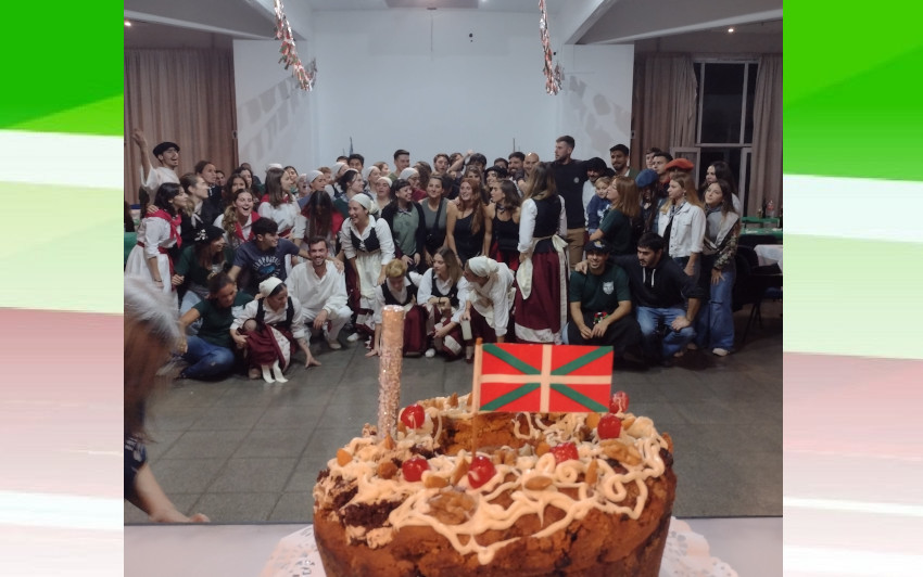 Alrededor de la torta, socios y amigos entonaron en Zorionak zuri! al Centro Vasco Euzko Etxea