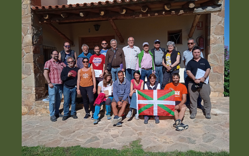 Los 18 alumnos y 2 profesores en el barnetegi organizado por el CV Laurak Bat en el pueblo valenciano de Sinarcas (foto Euskal Etxea)