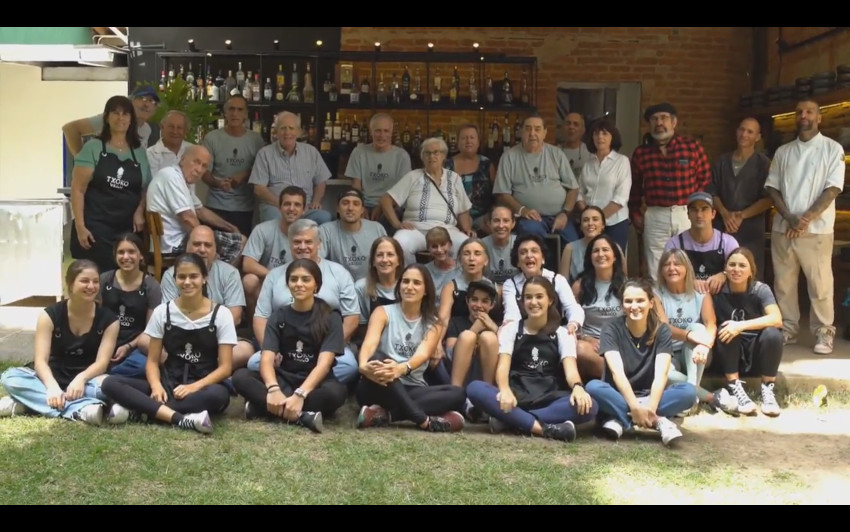 El grupo del Txoko Vasco de este año, intergeneracional, que trabaja para apoyar a los niños y niñas de Petare