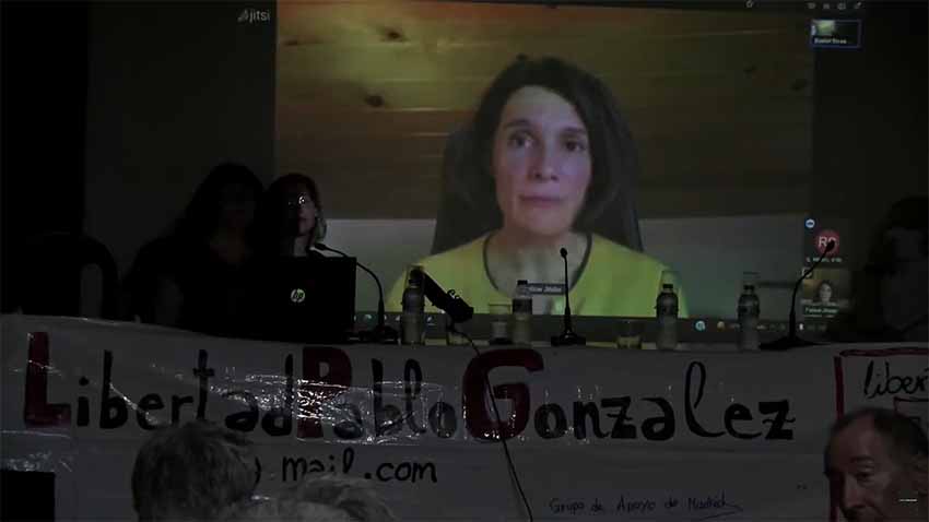 Momento de la intervención por videoconferencia en el acto de Euskal Etxea de Madrid de Oihana Goiriena, mujer de Pablo González