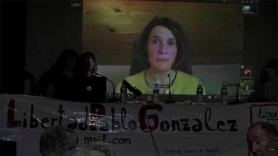 Madrilgo Euskal Etxeko Pablo Gonzalez-en ekitaldian bere emazte Oihana Goirienak bideokonferentziaz parte hartu zuen unea