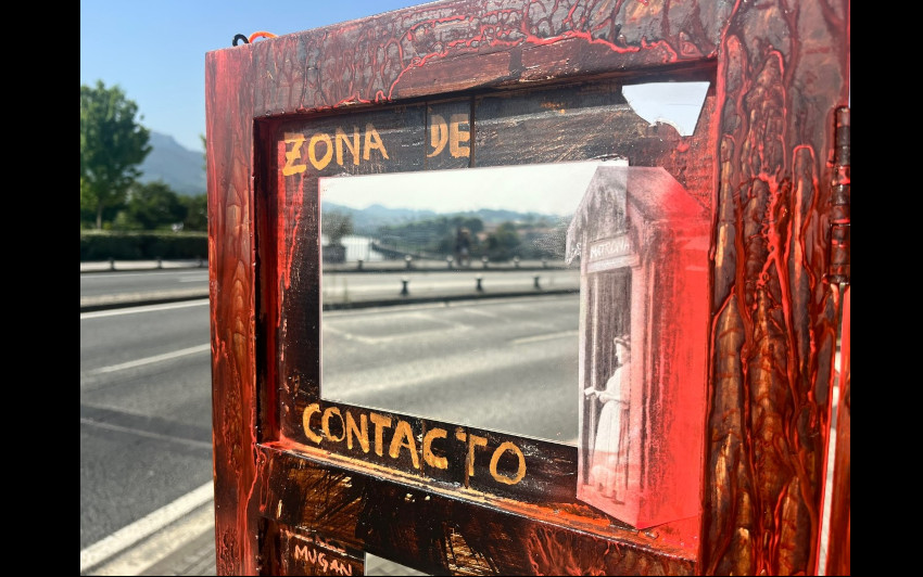 La instalación artística realizada por el grupo Tándem 77 en el Puente Santiago de Irun invitaba a involucrarse lúdicamente