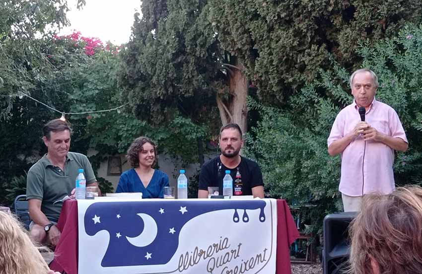 Presentación de la tertulia en Can Alcover. Sentados, Aingeru Merlo Ibáñez, Aina Fullana Llull y Kirmen Uribe Urbieta