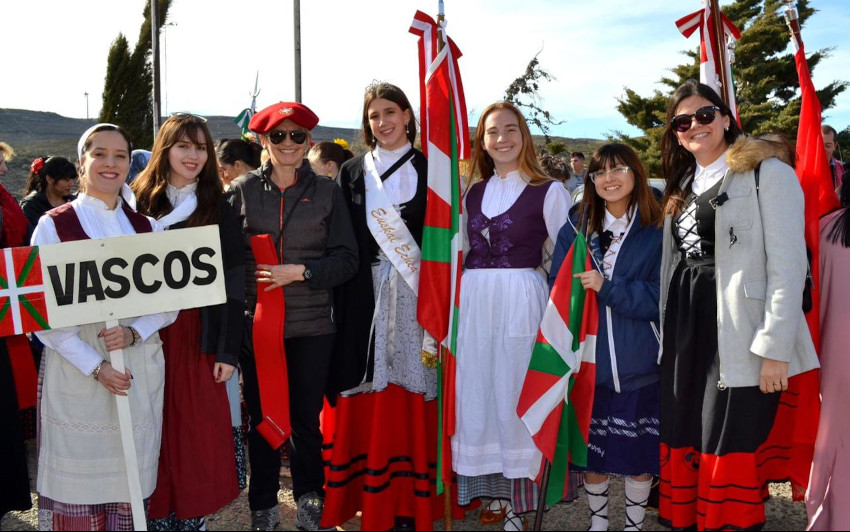 Integrantes del Centro Vasco de Comodoro Rivadavia en el desfile del Día del Inmigrante Pionero Patagónico