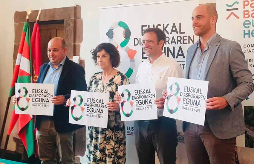 Gorka Alvarez Aranburu, Marian Elorza, Laurent Inchauspé y Joseba Erremundeguy ayer en el Ayuntamiento de Donibane Garazi