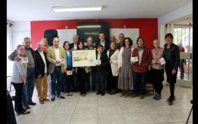 Autoridades y representantes de Euskadi, de las euskal etxeas uruguayas, de FIVU y del Correo Uruguayo tras la presentación del sello
