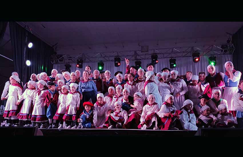 Los y las dantzaris del propio Macachin en el escenario, al final de la Velada de la Semana Nacional Vasca