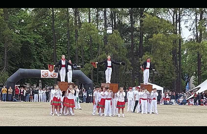 Katxarranka, bailado por los y las estudiantes del Instituto Euskal Echea de Llavallol