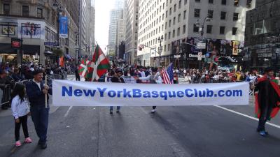 Una imagen de la Diáspora: miembros de Eusko Etxea de Nueva York desfilan por la Quinta Avenida en su centenario