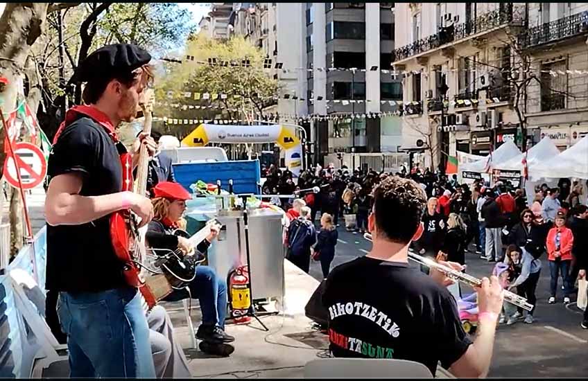 Imagen de la presentación del grupo maipuense s música vasca Bihotzetik en el escenario de Buenos Aires Celebra 2022