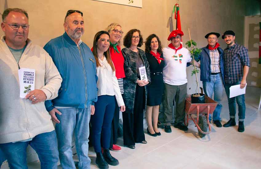 Ezk eskuin: Euskal Etxeko Zuzendarita Batzordeko kideak, Juan Emilio Arbeletche, Salvador Bonachea, Natalia Suarez Caminoa, Maite Caracotche, Euskadiko Ordezkari Sara Pagola, Milagros Ibarbia, Gastón Mendieta, Hugo Derin, Ignacio Esquiroz.