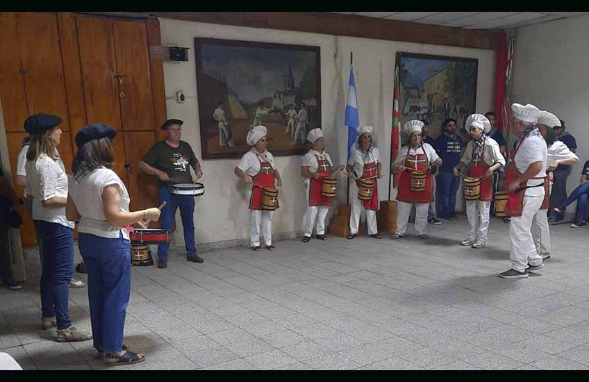 Tamborrada de la fiesta de fin de año del Lagun Onak de Pergamino, integrada por socias y socios y dirigida por Carlos Otegui