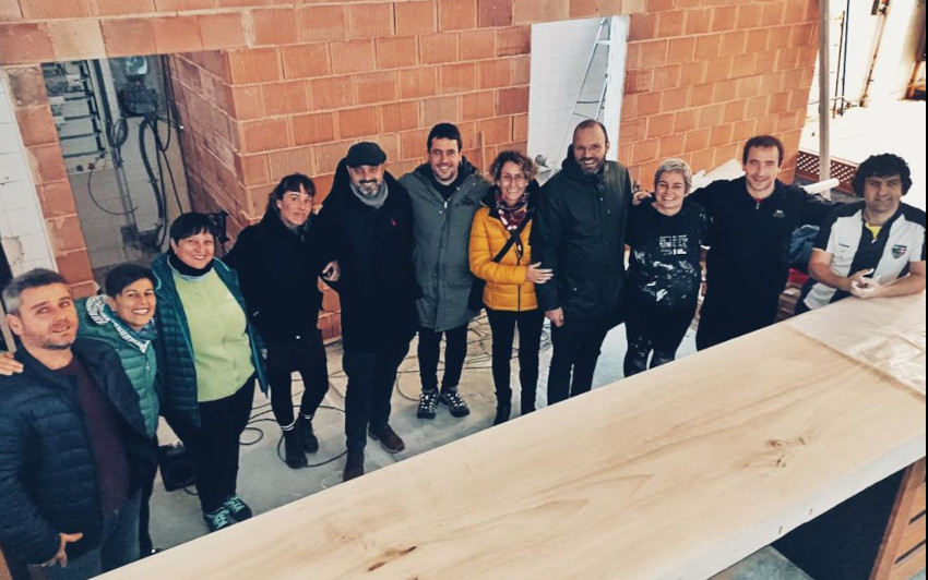 Frédéric (el cuarto por la derecha) visitando en euskera la Cooperativa Bizi-Ola de Lazkao junto a compañeros y profesor