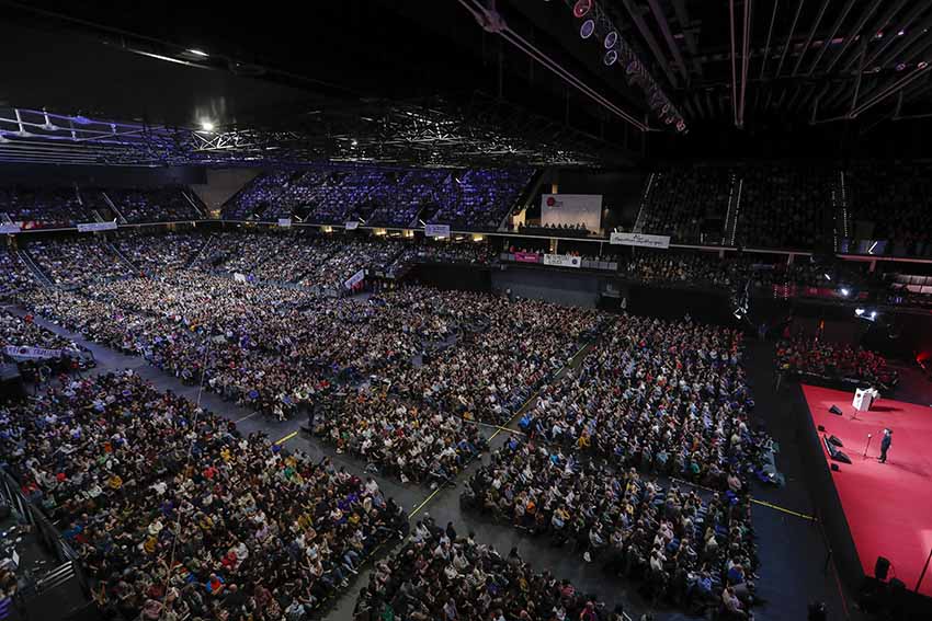 Alrededor de 13.500 personas han asistido este domingo al pabellón Navarra Arena de Pamplona para presenciar la final del Campeonato de Bertsolaris.  Villar López / EFE