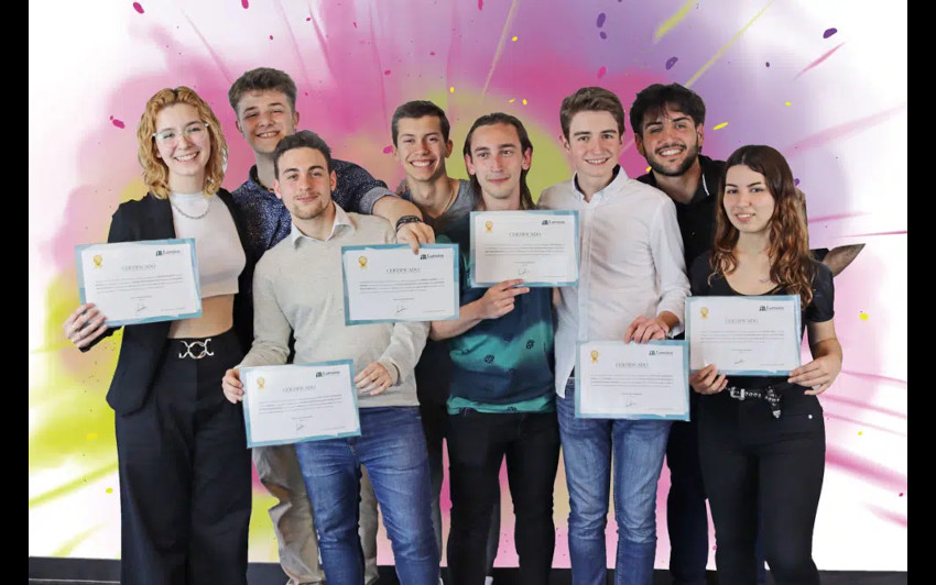 Los 8 jóvenes del Instituto Huergo de Buenos Aires con las certificaciones del programa de formación de Larraioz Elektronika
