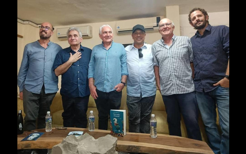 Presentación de 'Una vuelta al mundo': de izda a derecha, Borja Arbelaitz, lector de la Cátedra de Lengua y Cultura Vasca de la UH, Bernardo Atxaga, Sarrionandia, Ares, el editor Pello Elzaburu y Ariel Cameja, presidente de la Cátedra