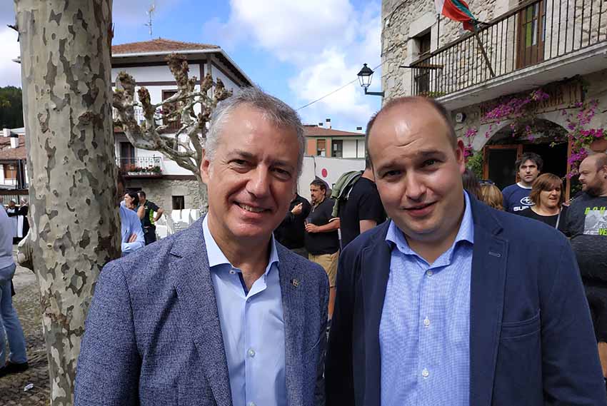 Gorka Alvarez Aranburu Urkullu lehendakariarekin Euskal Diasporaren eguna Ispasterren egin zenean (arg EuskalKultura.eus)