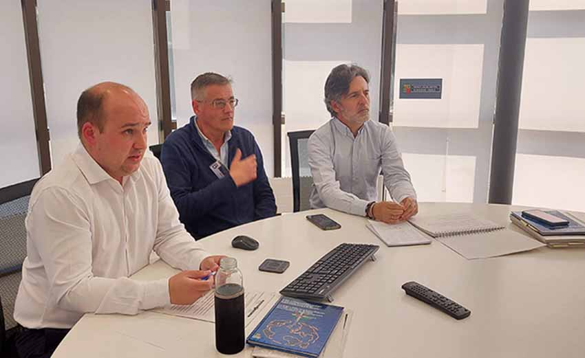 En la foto, Gorka Alvarez Aranburu, Oscar Alvarez Gila (director del postgrado) y Benan Oregi durante la sesión del martes