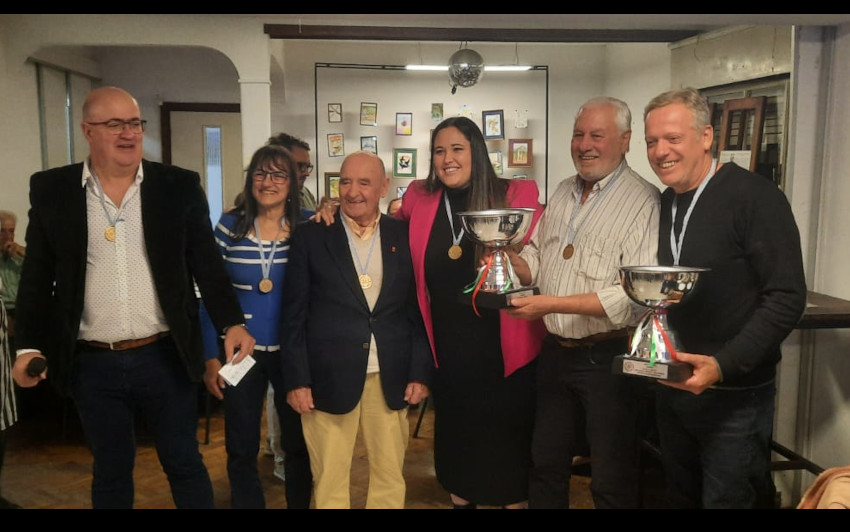 Juan Carlos Ariztegui, Silvia Ortone Enderiz (presidenta Centro Euskaro), Baldomero Anso, Carolina Ariztegui, y los ganadores Fernando Teran y Santiago Viladrich