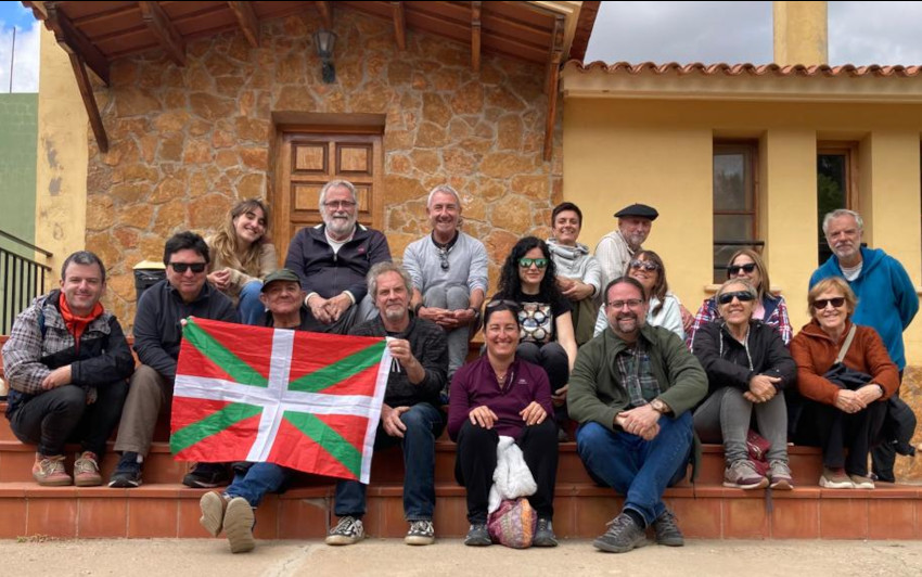 El grupo de participantes y organizadores del barnetegi frente a las cabañas Las Viñuelas de Sinarcas/Sinarques, en Valencia