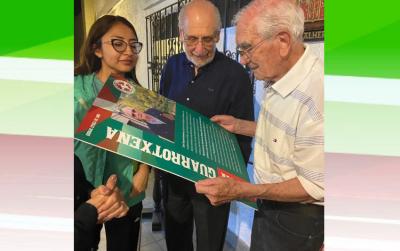 Jon Guarrotxena, en la foto hunto a Raúl Noblecilla, recibió el reconocimiento acompañado de su familia