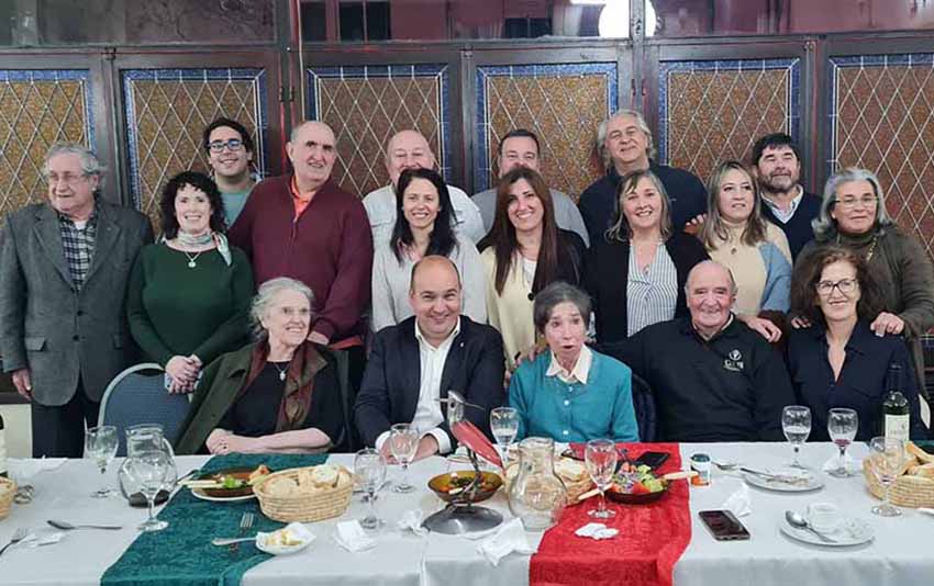 En la primera línea, de izquierda a derecha, María Elena Etcheverry, Gorka Álvarez, Agurtzane Aguado, Baldomero Anzó y Sara Pagola, acompañados de integrantes de euskal etxeas y representantes de la colectividad vasca uruguaya (foto EE)