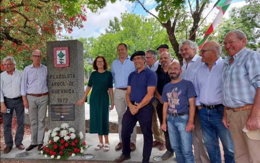 Re-inauguración de la Plazoleta Árbol de Gernika de Florida, en Uruguay, con la presencia de la delegada de Euskadi Sara Pagola