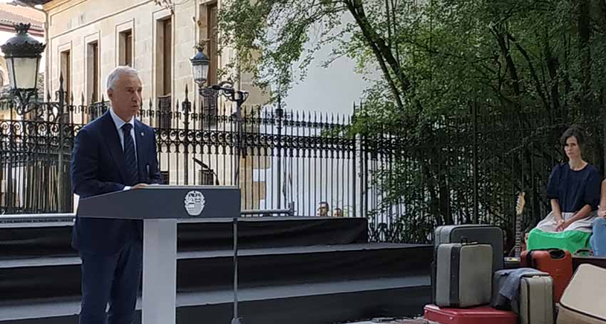 Lehendakaria Gernikako Euskal Herria Museoko lorategietan zeudenei eta streamin bidez mundutik ikusle zirenei zuzendu zitzaien