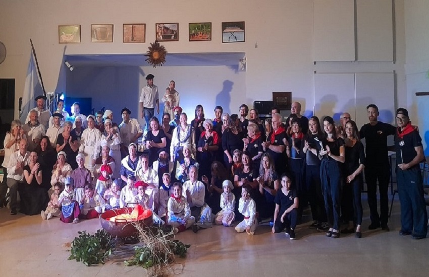 Grupo de artistas protagonistas del Pesebre Viviente de Euskal Etxea de Tandil: dantzaris, ikasles e irakasles de euskera, el coro...